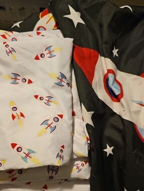 Twin Rocket Print Kids Bedding Set - White, Red, Blue, Yellow Amazon Basics